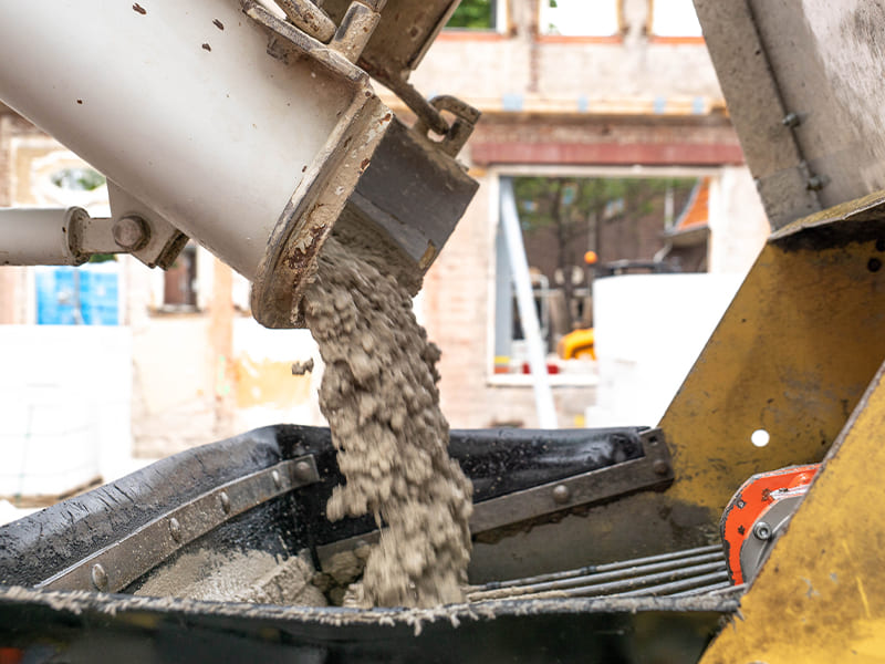 beton storten met regen