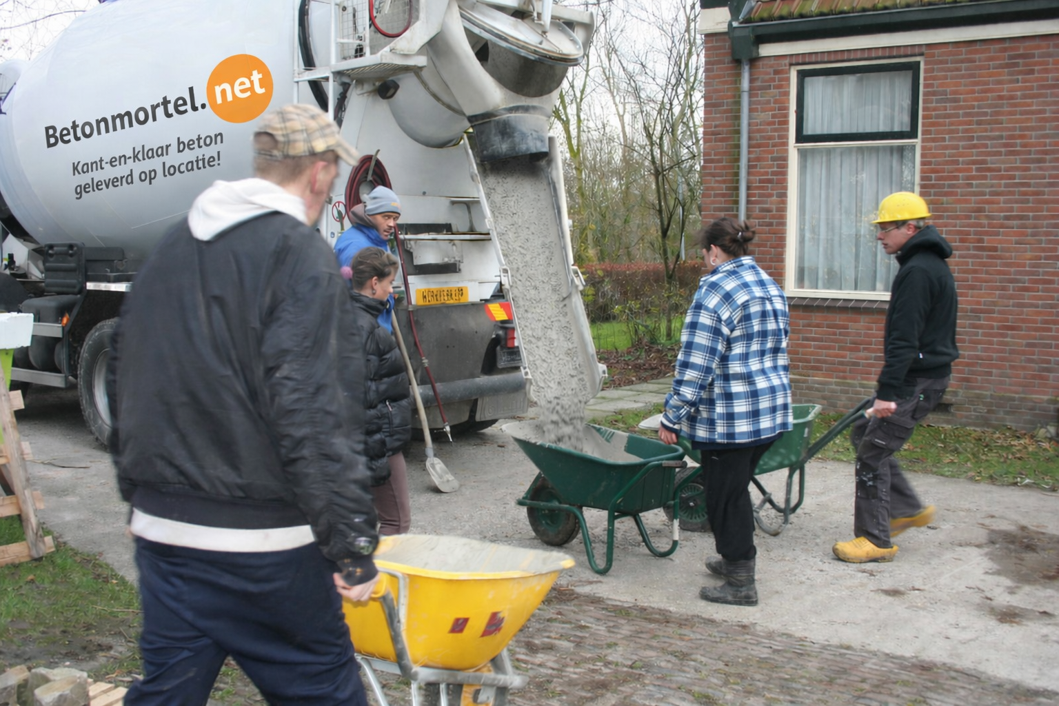 Beton storten en met kruiwagens vervoeren