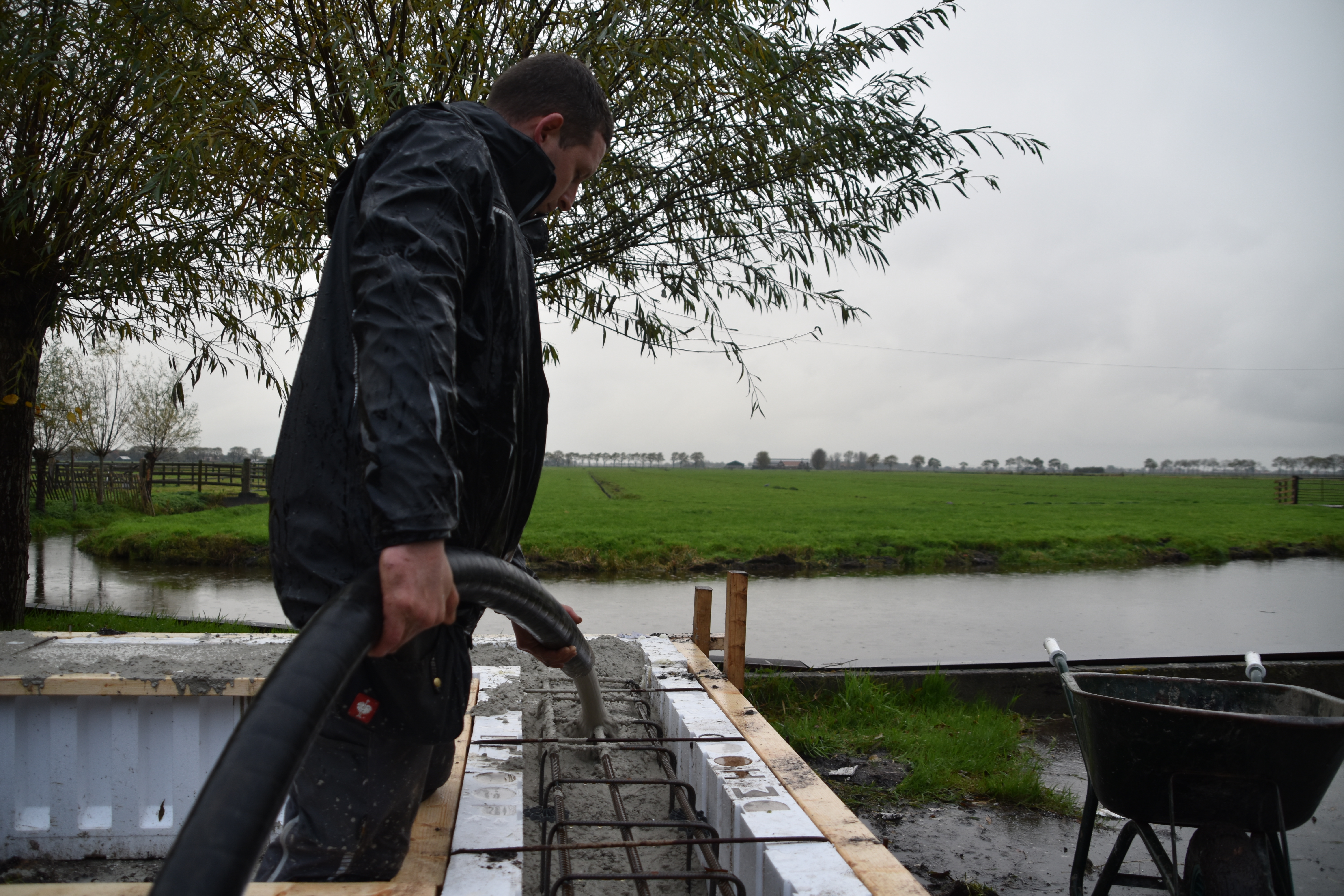 Betonpomp met slangen